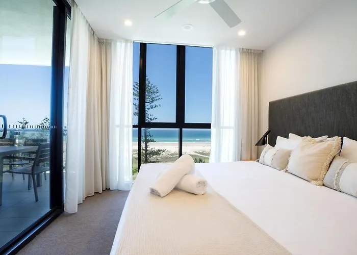 Airport Hotel: Iconic Kirra Beach Resort